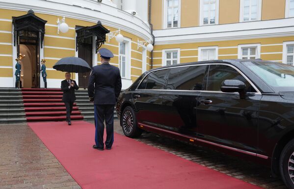 Le 7 mai 2024. Le Président élu russe Vladimir Poutine s&#x27;approche de sa voiture Aurus pour se rendre à la cérémonie d&#x27;investiture au Kremlin - Sputnik Afrique