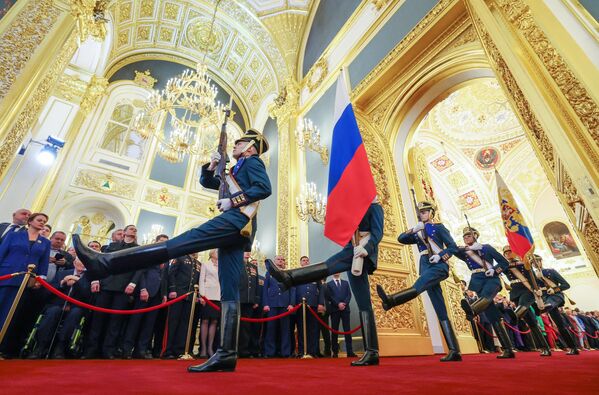 Le 7 mai 2024. Des soldats du Régiment présidentiel russe apportent le drapeau national à la cérémonie d&#x27;investiture du Président Vladimir Poutine - Sputnik Afrique