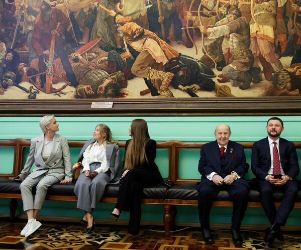 Le 7 mai 2024. Des invités dont Zourab Tsereteli, président de l&#x27;Académie russe des beaux-arts (3e à droite), attendent la cérémonie d&#x27;investiture du Président russe Vladimir Poutine au Kremlin - Sputnik Afrique