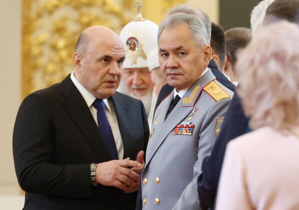 Le 7 mai 2024. Le Premier ministre russe Mikhaïl Michoustine (à gauche) et le ministre russe de la Défense Sergueï Choïgou avant la cérémonie d&#x27;investiture du Président Vladimir Poutine au Kremlin - Sputnik Afrique