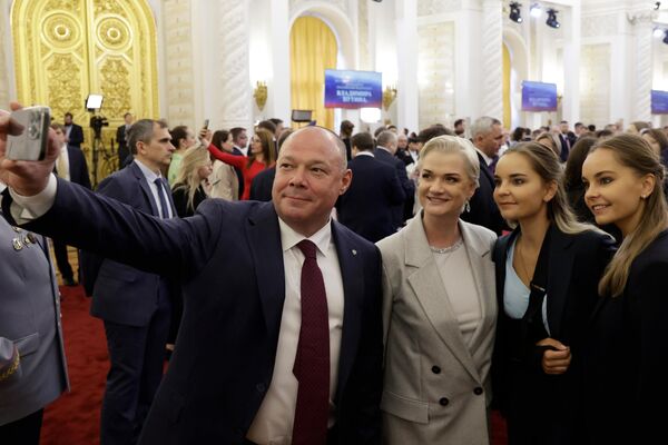 Le 7 mai 2024. Svetlana Khorkina, chef adjoint du club sportif CSKA et double championne olympique de gymnastique artistique (2e à gauche) et les gymnastes Dina (3e à gauche) et Arina Averina avant la cérémonie d&#x27;investiture du Président russe Vladimir Poutine au Kremlin. - Sputnik Afrique