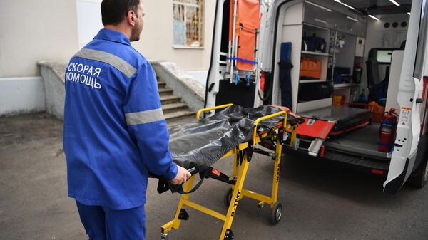 An ambulance doctor loads a stretcher into a car at the Simferopol Clinical Emergency Hospital No. 6. - Sputnik Africa