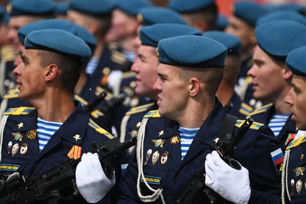 Cadets of the Ryazan Guards Higher Airborne School named after Army General Margelov at the military parade on Red Square. - Sputnik Africa