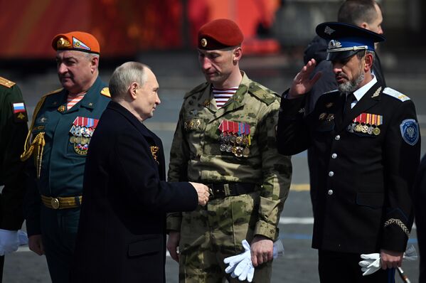 Russian President Vladimir Putin talks to servicemen participating in the special military operation after the parade in Moscow. - Sputnik Africa