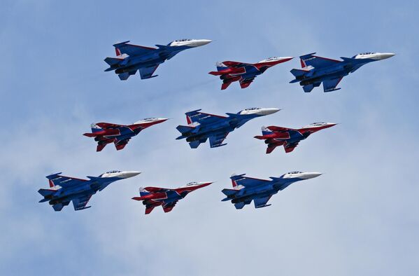 The Cuban Diamond formation of MiG-29 and Su-30SM fighters of the Russian Knights and Strizhi aerobatic teams at the military parade on Red Square. - Sputnik Africa