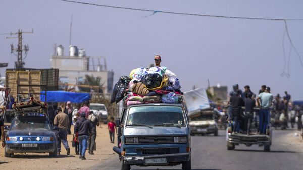 Displaced Palestinians arrive in central Gaza after fleeing from the southern Gaza city of Rafah in Deir al Balah, Gaza Strip, on Thursday, May 9, 2024.  - Sputnik Afrique