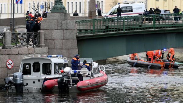 A passenger bus fell from a bridge into a river in St. Petersburg - Sputnik Africa