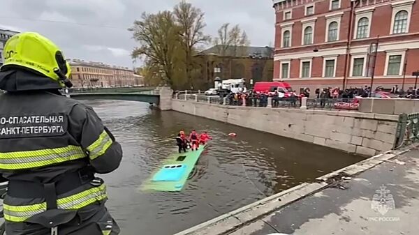 Un bus tombé depuis un pont dans une rivière de Saint-Pétersbourg - Sputnik Afrique