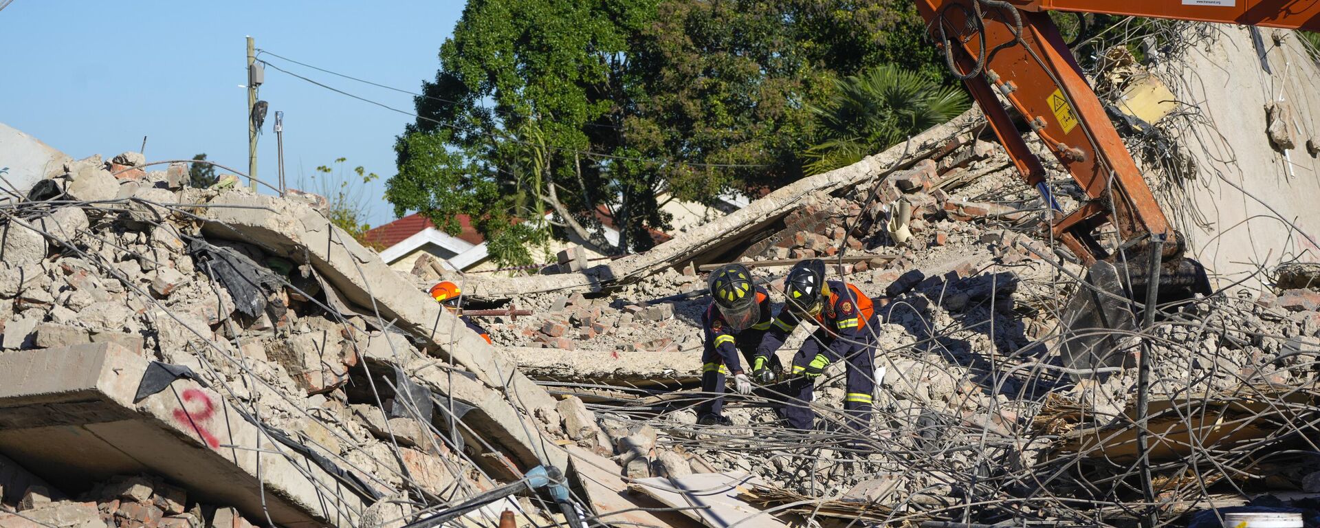 Rescue personnel search the site of a building collapse in George, South Africa, Thursday, May 9, 2024. - Sputnik Africa, 1920, 11.05.2024