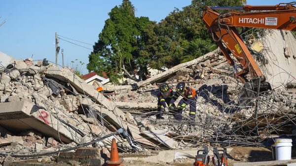 Rescue personnel search the site of a building collapse in George, South Africa, Thursday, May 9, 2024. - Sputnik Africa