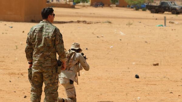 Alpha weapons sergeant instructs a Senegalese soldier on small unit tactics during Flintlock 18, April 12, 2018 in Tahoua, Niger. - Sputnik Africa