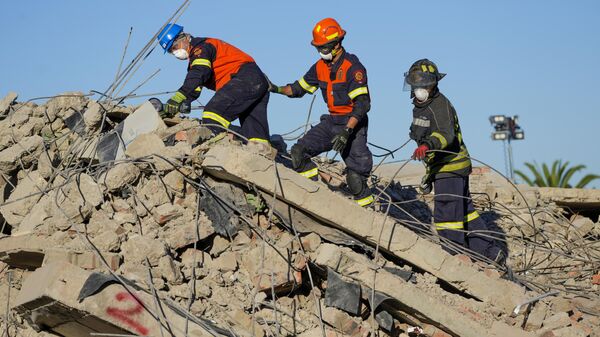 Rescue personnel search the site of a building collapse in George, South Africa, Thursday, May 9, 2024. Rescue teams searching for dozens of construction workers missing after a multi-story apartment complex collapsed in the coastal city have not brought out more survivors in the past 24 hours. - Sputnik Africa