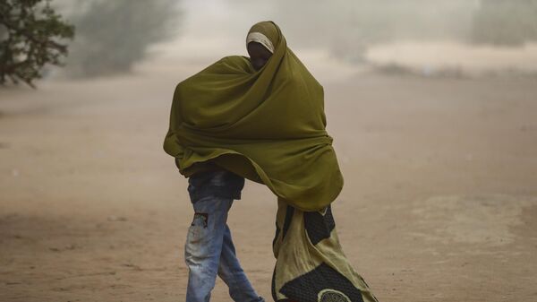 Somali refugee children cover as a dust storm moves across the Dadaab refugee camp in northern Kenya, Thursday, July 13, 2023.  - Sputnik Afrique