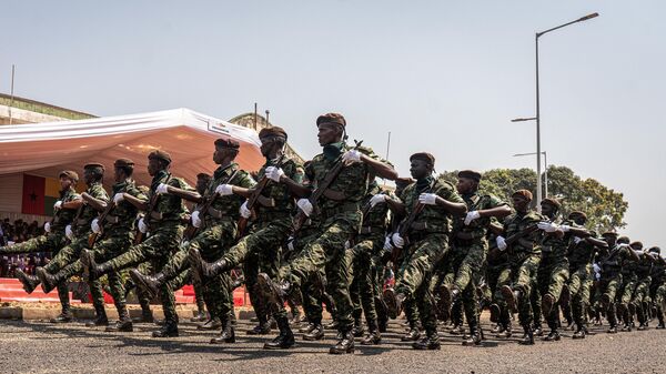 Des soldats des Forces armées révolutionnaires du peuple (FARP) défilent en formation lors des célébrations du 50e anniversaire de l'indépendance de la Guinée-Bissau à Bissau, le 16 novembre 2023. - Sputnik Afrique