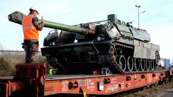 French soldiers load French Main battle tank (MBT) Leclerc on a train at the military base of Mourmelon-le-Grand, north-east of France, on November 8, 2022. - Sputnik Africa