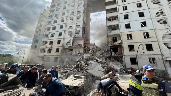 À Belgorod, une partie d'un immeuble s'est effondrée à la suite du bombardement des forces armées ukrainiennes, ce 12 mai - Sputnik Afrique