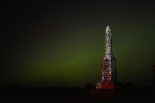 An old tombstone stands against the northern lights at a cemetery near Skidmore, Missouri, United States. - Sputnik Africa