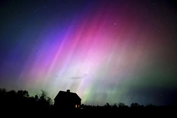 The northern lights flare in the sky over a farmhouse in Brunswick, Maine, United States. - Sputnik Africa