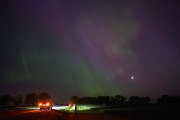 People stop along a country road near London, Ontario. - Sputnik Africa