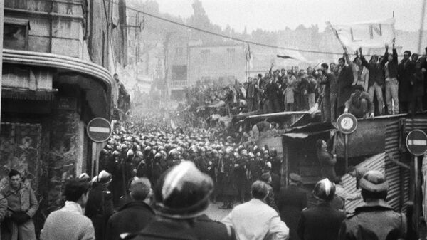 Des Algériens manifestent pour la libération de l'Algérie, le 11 décembre 1960 - Sputnik Afrique