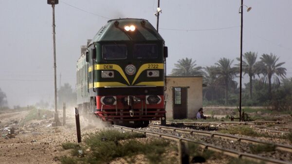 Baghdad-Mosul train, approaches Al-Faris station on the outskirts of Baghdad, Iraq, Aug. 14, 2003.  - Sputnik Africa