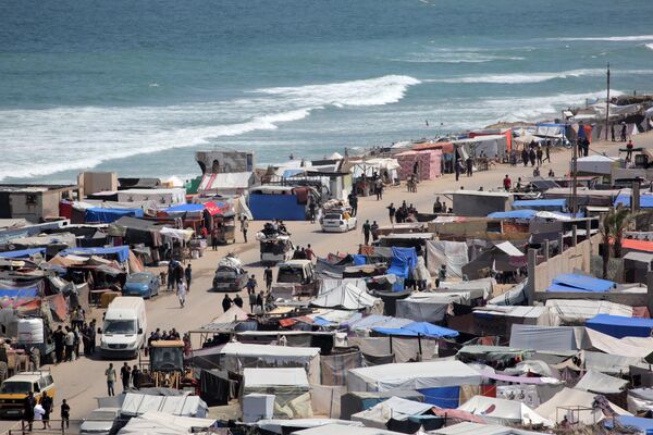 Tents are set up along the beach in Deir el-Balah in the central Gaza Strip by Palestinians who fled Rafah in the southern part of the Palestinian territory on May 12, 2024, amid the ongoing conflict between Israel and the Hamas militant group. - Sputnik Africa