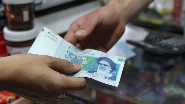 20000 rial banknote bearing a portrait of Iran's late founder of islamic Republic Ayatollah Ruhollah Khomeini - Sputnik Africa