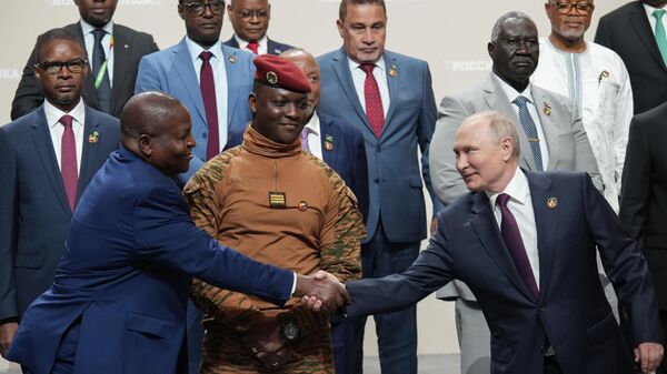 Le Président russe Vladimir Poutine avec les chefs de délégations au cours du deuxième sommet Russie-Afrique à Saint-Pétersbourg - Sputnik Afrique