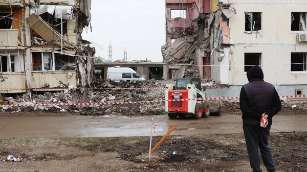 À Belgorod, une partie d'un immeuble s'est effondrée à la suite du bombardement des forces armées ukrainiennes, ce 12 mai - Sputnik Afrique