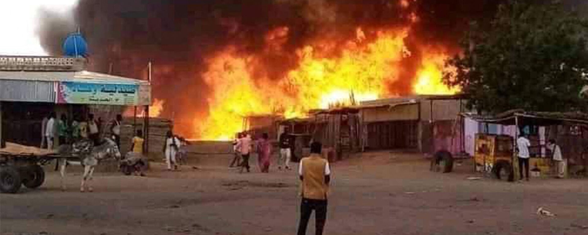 A man stands by as a fire rages in a livestock market area in al-Fasher, the capital of Sudan's North Darfur state, on September 1, 2023, in the aftermath of bombardment by the paramilitary Rapid Support Forces (RSF).  - Sputnik Africa, 1920, 14.05.2024