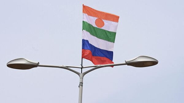 Drapeaux de la Russie et du Niger  - Sputnik Afrique