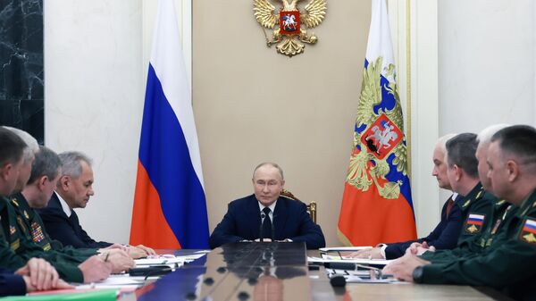 Poutine tient une réunion avec le commandement militaire - Sputnik Afrique