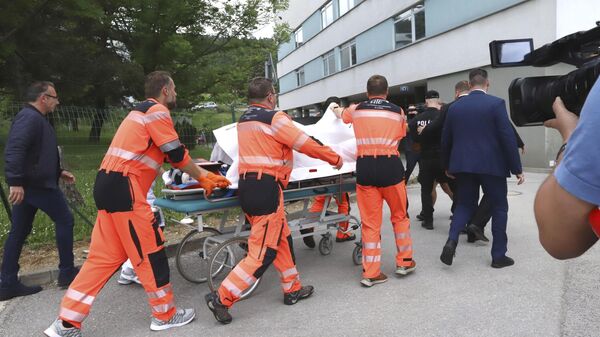 Slovak Prime Minister Robert Fitzo is carried on a gurney to hospital after an assassination attempt - Sputnik Africa
