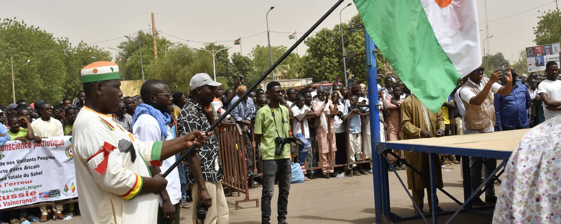 A man holds a flag of Niger as protesters gather during a demonstration for the immediate departure of United States Army soldiers deployed in northern Niger in Niamey, on April 13, 2024. - Sputnik Africa, 1920, 14.06.2024