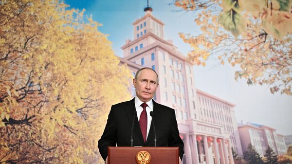 Vladimir Poutine s'adresse aux journalistes russes à Harbin, le 17 mais 2024 - Sputnik Afrique