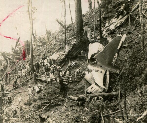 The crash site of the Philippine presidential plane with Ramon Magsaysay onboard on March 17, 1957. The plane was on its way from Cebu City to Manila. - Sputnik Africa