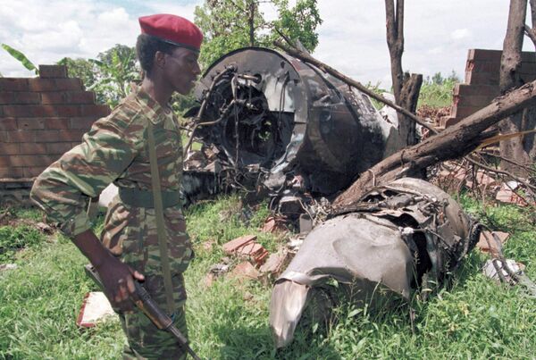 A Rwanda Patriotic Front rebel walks on May 23, 1994, by the plane wreckage in which Rwanda&#x27;s late President Juvenal Habyarimana died on April 6. - Sputnik Africa