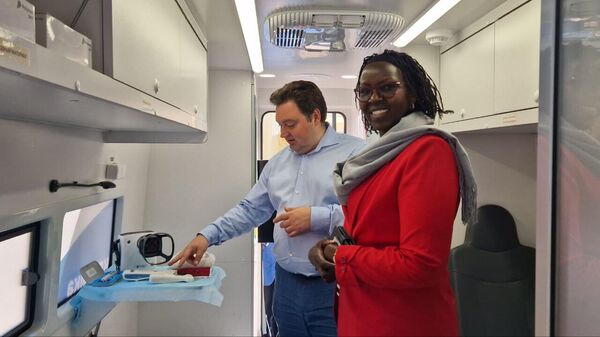 Une diplomate kenyane examine une clinique mobile russe qui sera fournie à son pays - Sputnik Afrique