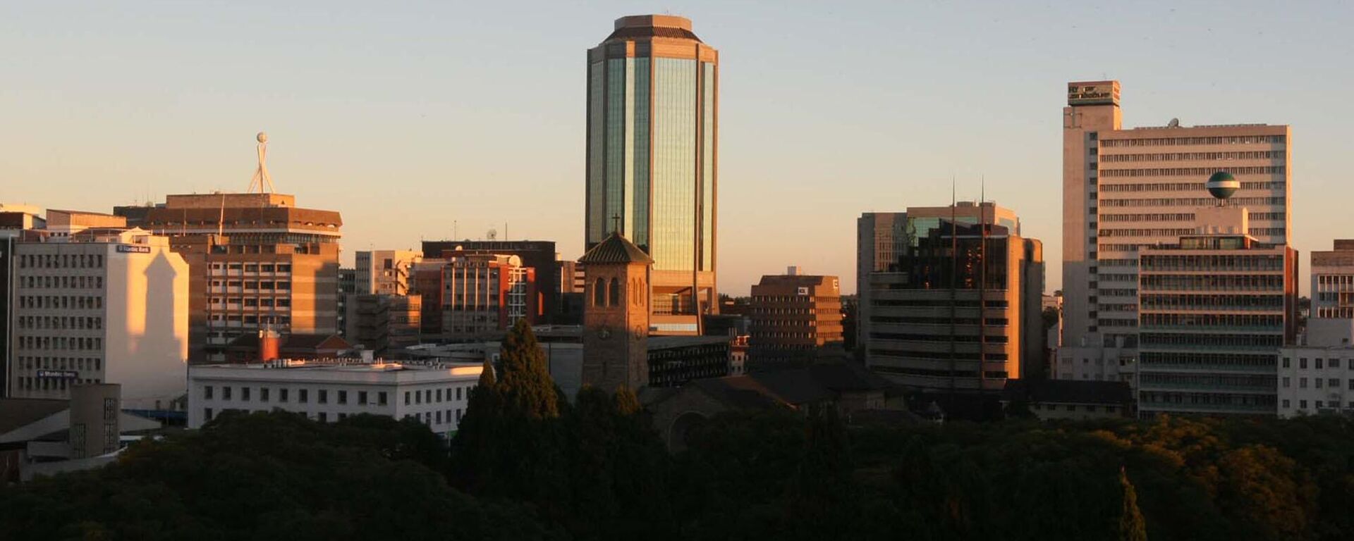 Day breaks over the Zimbabwean Reserve Bank, center, and the capital Harare, Friday, April 4,2008. - Sputnik Africa, 1920, 22.05.2024
