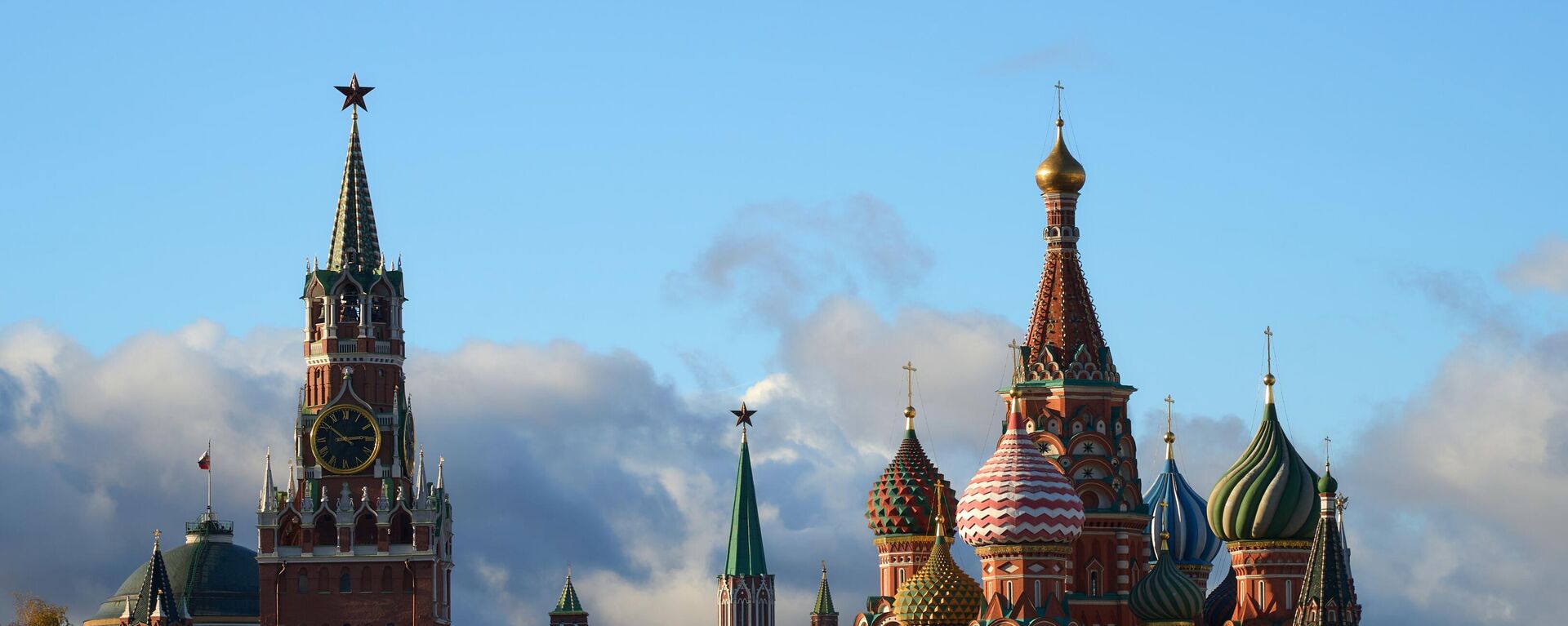 A general view shows the St. Basil's Cathedral and the Kremlin's Spasskaya Tower on a sunny autumn day, in Moscow, Russia - Sputnik Africa, 1920, 22.05.2024