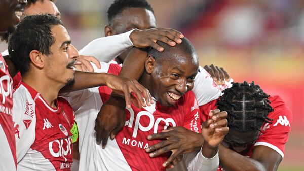 Monaco's players congratulate Monaco's Malian midfielder #04 Mohamed Camara (C) after he scored Monaco's third goal during the French L1 football match between AS Monaco and FC Nantes at the Louis II Stadium (Stade Louis II) in the Principality of Monaco on May 19, 2024. - Sputnik Africa