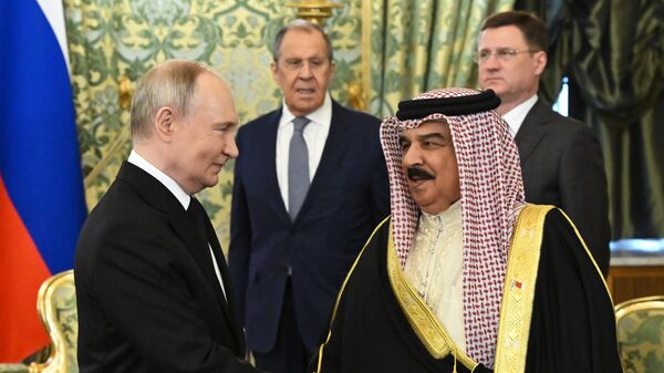 Russian President Vladimir Putin and King of Bahrain Hamad bin Isa Al Khalifa shake hands during a meeting in a narrow format at the Kremlin in Moscow, Russia. - Sputnik Africa
