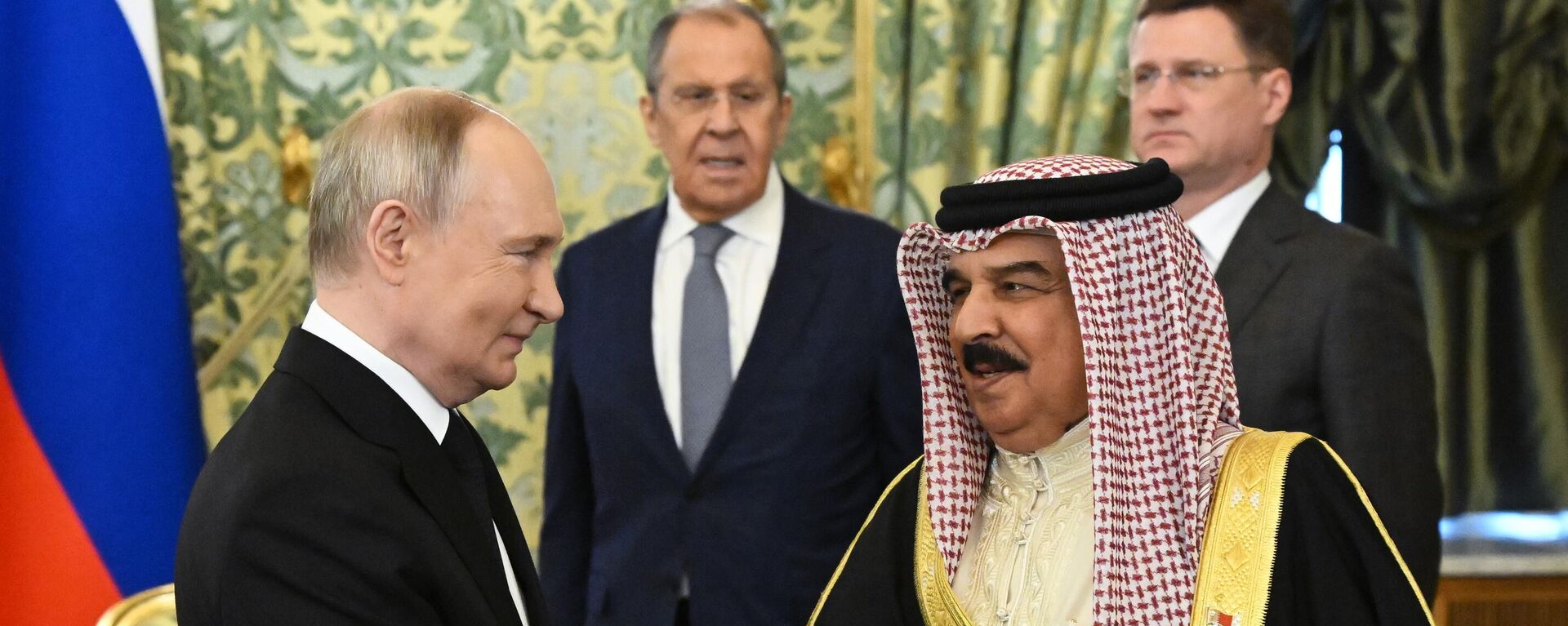 Russian President Vladimir Putin and King of Bahrain Hamad bin Isa Al Khalifa shake hands during a meeting in a narrow format at the Kremlin in Moscow, Russia. - Sputnik Africa, 1920, 23.05.2024