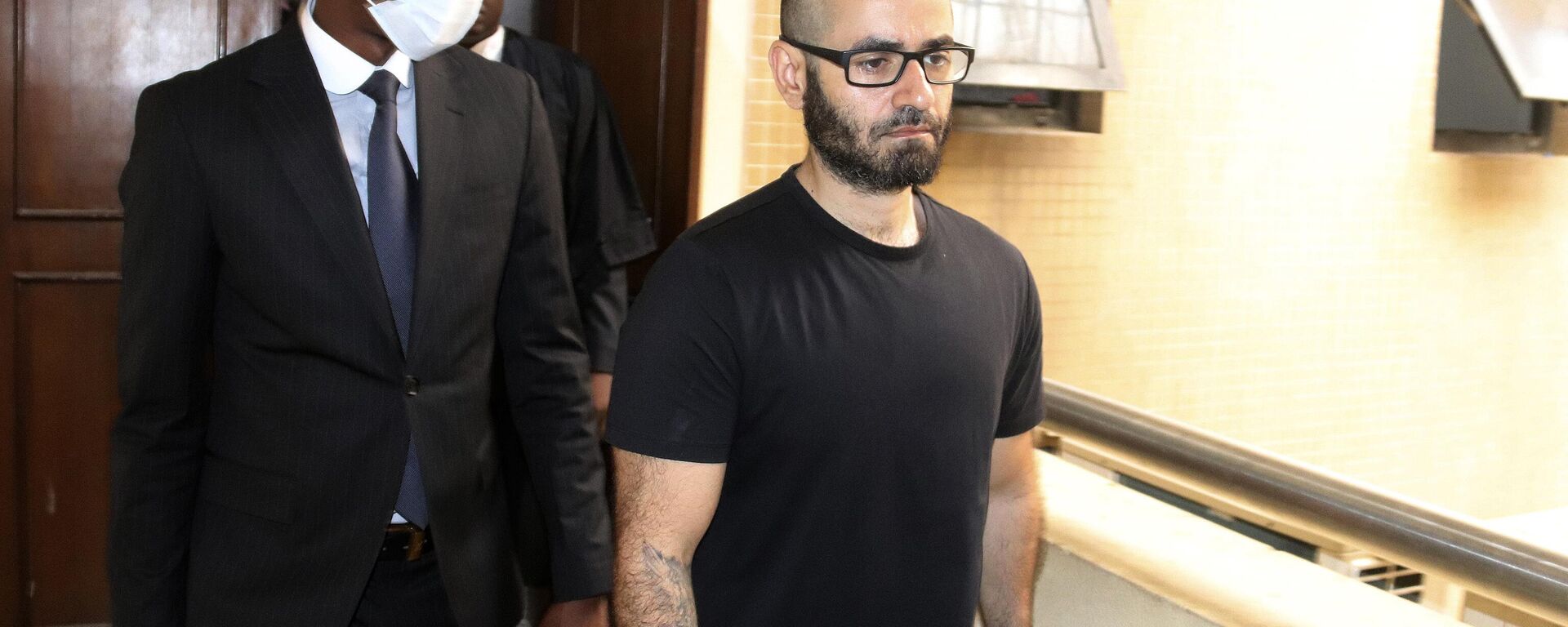 Tigran Gambaryan, an American citizen and Binance's head of financial crime compliance, right, is escorted as he leaves a court hearing at the federal High Courts, in Abuja, Nigeria, Thursday, April 4, 2024.  - Sputnik Africa, 1920, 12.10.2024