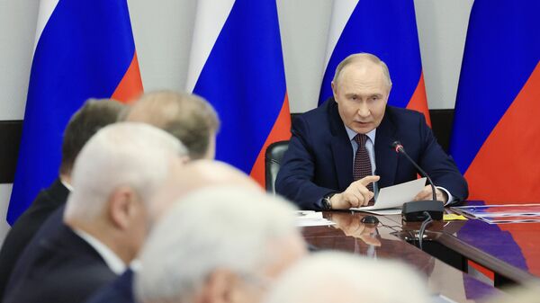 Vladimir Poutine lors d'une réunion avec les dirigeants d'entreprises russes de défense - Sputnik Afrique