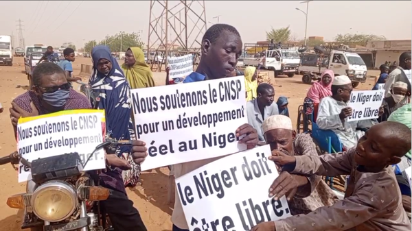 Screenshot from Sputnik Africa's video of a demonstration in support of the National Council for the Safeguard of the Homeland in Niamey, May 25, 2024 - Sputnik Africa