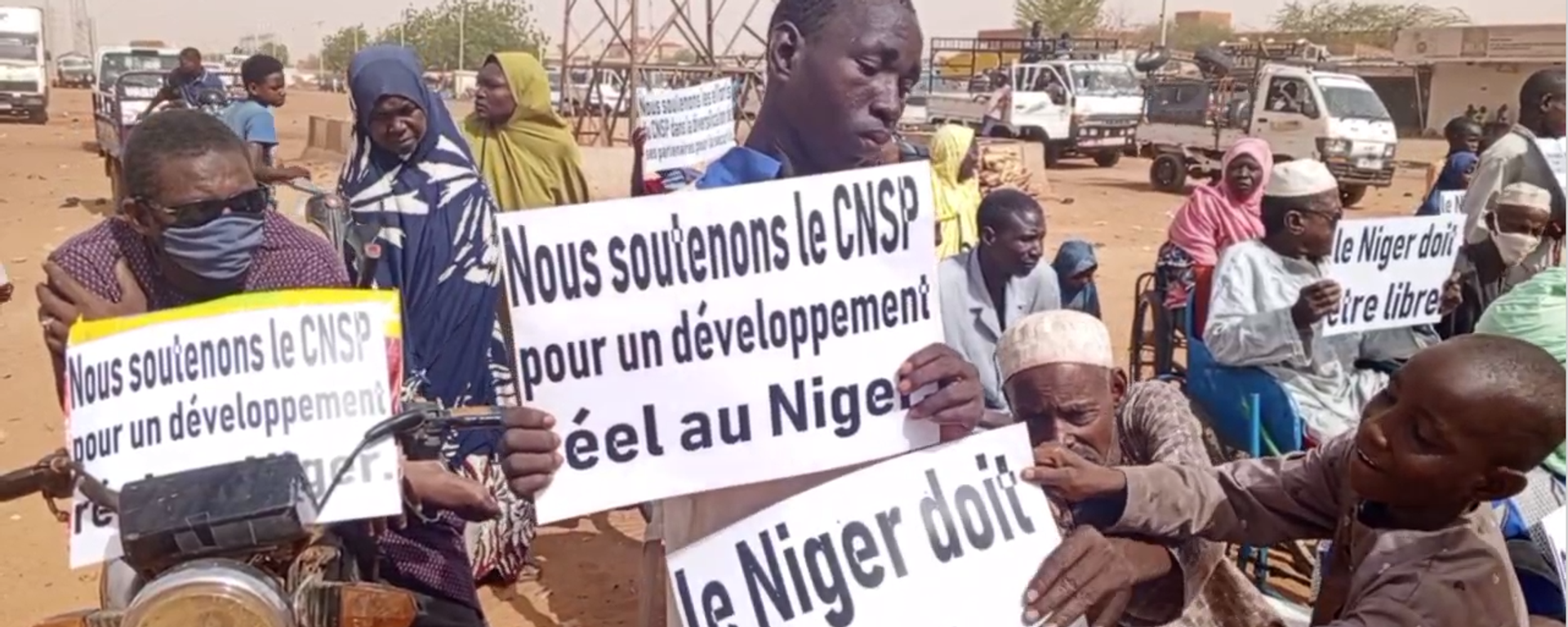 Screenshot from Sputnik Africa's video of a demonstration in support of the National Council for the Safeguard of the Homeland in Niamey, May 25, 2024 - Sputnik Africa, 1920, 25.05.2024