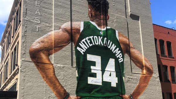The newly completed mural of NBA star Giannis Antetokounmpo, in downtown Milwaukee.  - Sputnik Africa