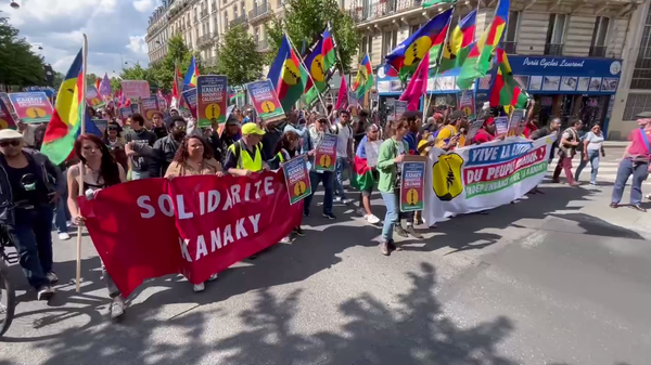 Manifestation de soutien aux luttes du peuple kanak à Paris, le 25 mai 2024 - Sputnik Afrique