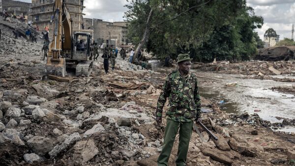A Kenya Police officer monitors the area as he stands amid the rubble of a collapsed building that was under demolition during rescue operations in the Mathare informal settlement of Nairobi, on May 14, 2024. - Sputnik Africa